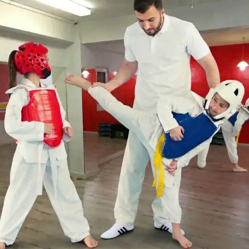 copil care sta cu spatele in sala de antrenament taekwondo bucuresti